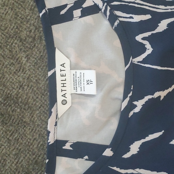 3/$15 Athleta tunic top size XS - Picture 3 of 4